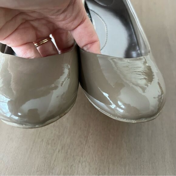 😊 3/$30 patent leather-like 3" heel round toe pumps Women's 8 TAUPE - Picture 13 of 13